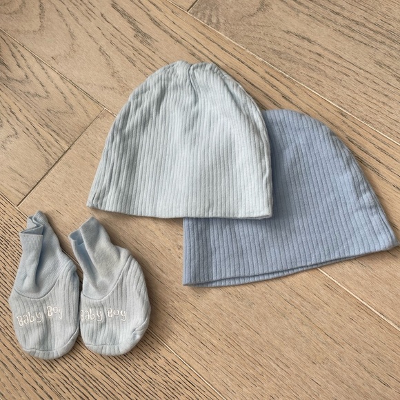 Gerber 2 hat and socks - Picture 1 of 2
